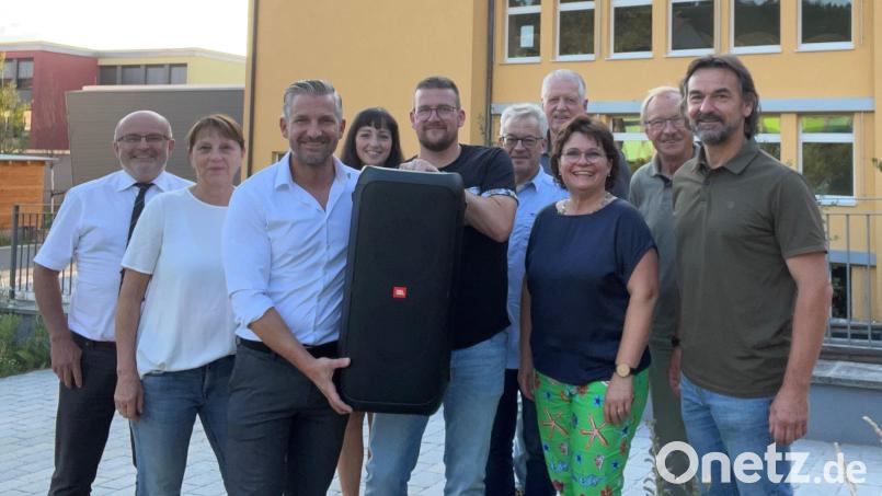 Spendenübergabe des Fördervereins der Lobkowitz-Realschule. Bild: Martin Neuhaus /exb