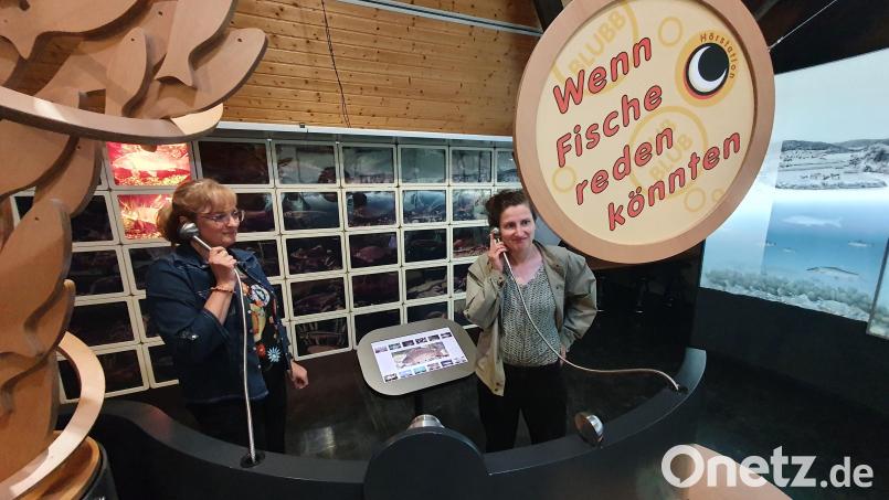 Stefanie Schreiner und Annette Kraus (von links) testen das Fischtelefon im Museumsquartier Tirschenreuth. Bild: kaz