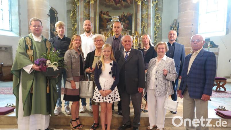 Stadtpfarrer Thomas Kraus (links) gratulierte Heinrich und Angela Sonnek (vorne, Bildmitte) 
zur Diamantenen Hochzeit. Bild: jzk