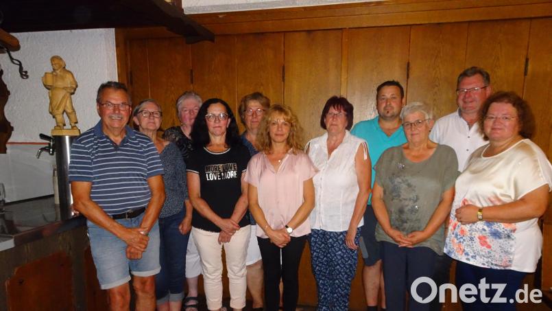Ein bewährtes Team steht an der Spitze der Gartler: Im Bild von links: Martin Stigler, Marianne Rath, Agnes Schneeberger, Anna Meier, Erika Rückl, Sabine Prey, Claudia Böhm, Johannes Glaser, Sieglinde Glaser zusammen mit Bürgermeister Martin Prey und Fachberaterin Heidi Schmid Bild: Gartenbauverein Niedermurach/exb
