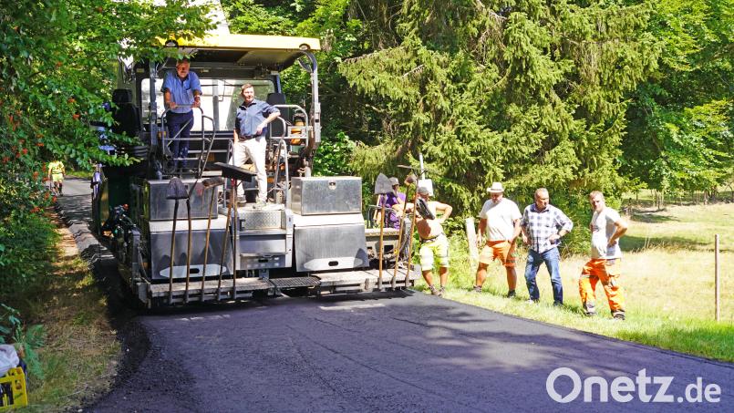 Von oberster Stelle begutachten die beiden Rathauschefs Josef Beimler (Waldthurn) und Rainer Rewitzer (Pleystein) den Fortschritt der Teerarbeiten. Mit dabei der Waldthurner Bauhofleiter Max Müller (rechts) und der Pleysteiner Bauamtsleiter Uli Rupprecht. Bild: fvo