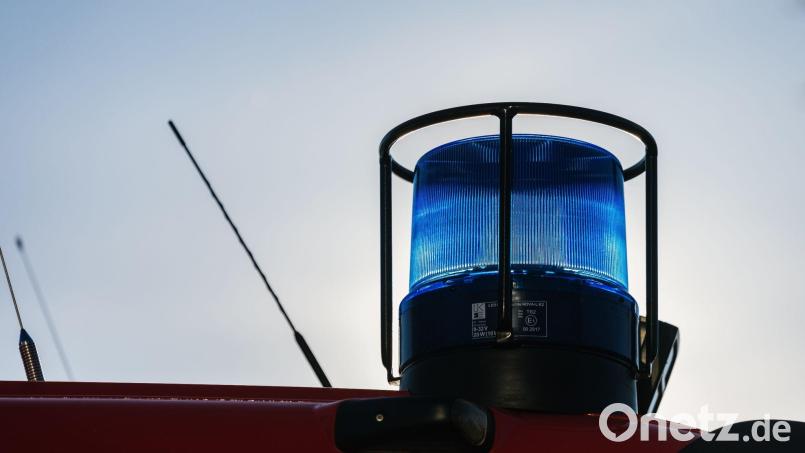 Ein Blaulicht auf dem Dach eines Einsatzfahrzeugs der Feuerwehr. Bild: Philipp von Ditfurth/dpa/Symbolbild