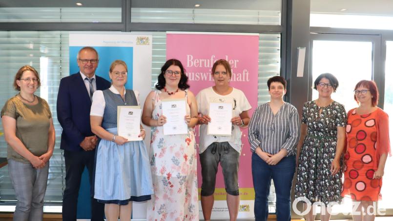 Die Absolventen der Hauswirtschaftsschule aus dem Landkreis Schwandorf. Bild: Regierung der Oberpfalz/Stühlinger-Weinhändler/exb