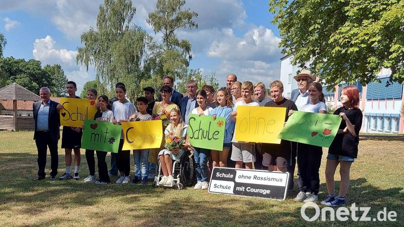 Rollstuhl-Basketballerin Svenja Mayer (vorne, Mitte) ist die Patin der Dreifaltigleitsmittelschule Amberg. Bild: exb