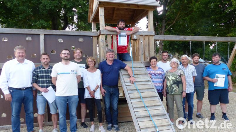Die Geehrten des TuS Kastl am Kletterturm des neuen Spielplatzes (von links): Stefan Braun, Daniel Riehl, Andreas Schwarzferber, Norbert Beer, Annemarie Kremser, Norbert Bleisteiner, Manuel Schrödl, Lisa Müller, Andreas Hiller, Gisela Draxler, Hans König, Daniel Fasoldt und Michael Schrödl. Bild: jp