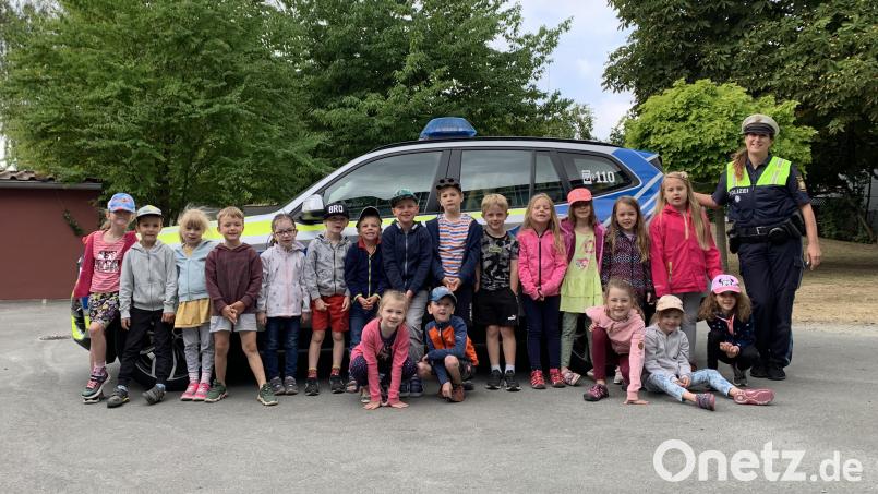 Polizeihauptmeisterin Ramona Weiß machte die Kinder auf die Gefahren im Straßenverkehr aufmerksam. Bild: Kinderhaus St. Elisabeth Wiesau/exb