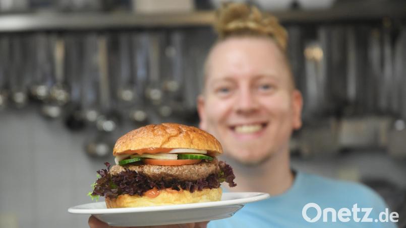 Wolfgang Schlitter brät am deutsch-amerikanischen Freundschaftsfest Burger. Bild: Gabi Schönberger