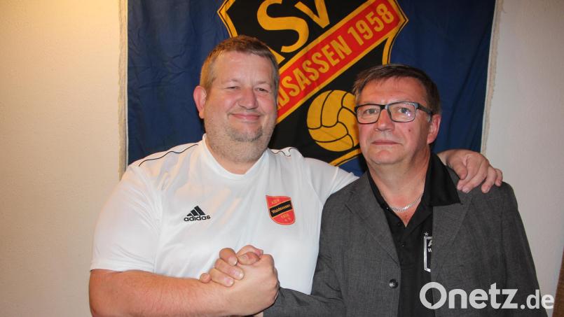 Jürgen Schneider (links) ist künftig der Namensgeber des Sportgeländes des ASV Waldsassen, dem &quot;Jürgen-Schneider-Waldstadion&quot;, rechts ASV-Vorsitzender Günther Heß. Bild: kro