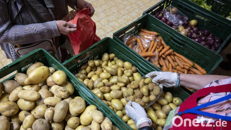 In der Ausgabestelle einer Tafel verteilt eine ehrenamtliche Mitarbeiterin Kartoffeln. Ähnlich wie die Tafeln funktioniert der Bürgerladen in Grafenwöhr, wo Geringverdiener günstig einkaufen können. Angesichts steigender Lebensmittelpreise und höherer Energiekosten melden sich dort auch immer mehr Bürger aus Kirchenthumbach. Symbolbild: Christophe Gateau/dpa