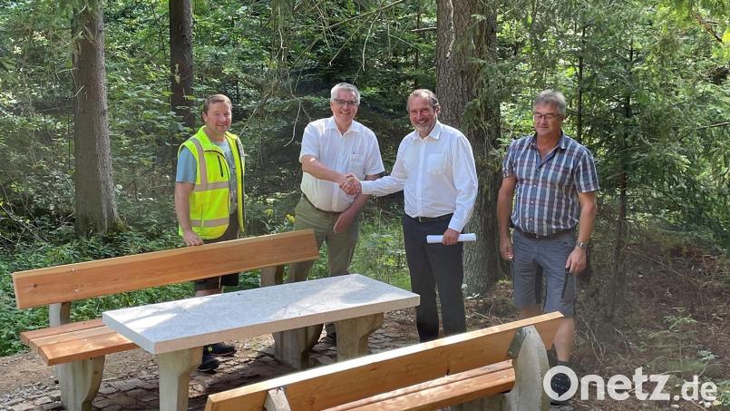 Pfreimds Bauhofleiter Uwe Groß, Pfreimds Bürgermeister Richard Tischler, Nabburgs Bürgermeister Frank Zeitler und Nabburgs Bauhofchef Rudi Scharf (von li) freuen sich über die gelungene interkommunale Zusammenarbeit. Bild: Marko Pammer/exb