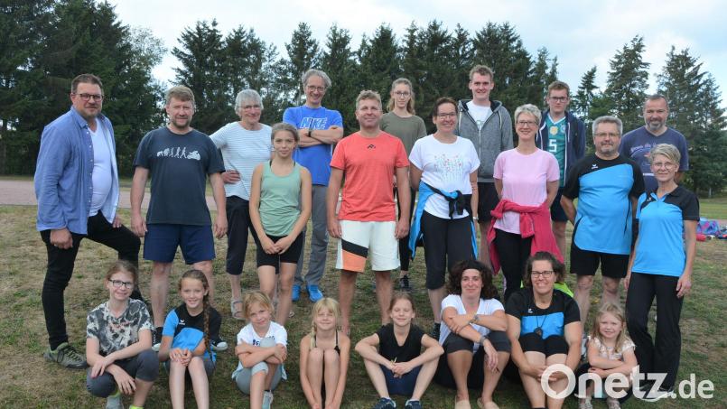 Nach den sportlichen Leistung machten es sich die Teilnehmer am diesjährigen Ferienprogramm des TSV Pechbrunn-Groschlattengrün am Hang auf dem Sportgelände des TuS Mitterteich gemütlich. 30 Kinder und Jugendliche nahmen zum Ferienprogrammauftakt teil, mit im Bild TSV-Vorsitzende Doris Reiß (rechts) und Bürgermeister Stephan Schübel (links). Bild: jr