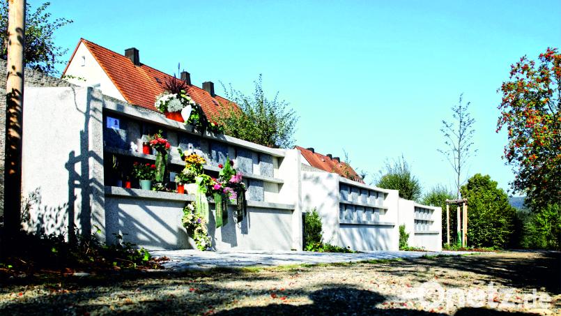 Die Urnenwand auf dem Erbendorfer Gottesacker ist mittlerweile voll belegt. Deshalb können Urnen künftig auch unter der Erde bestattet werden. Archivbild: njn