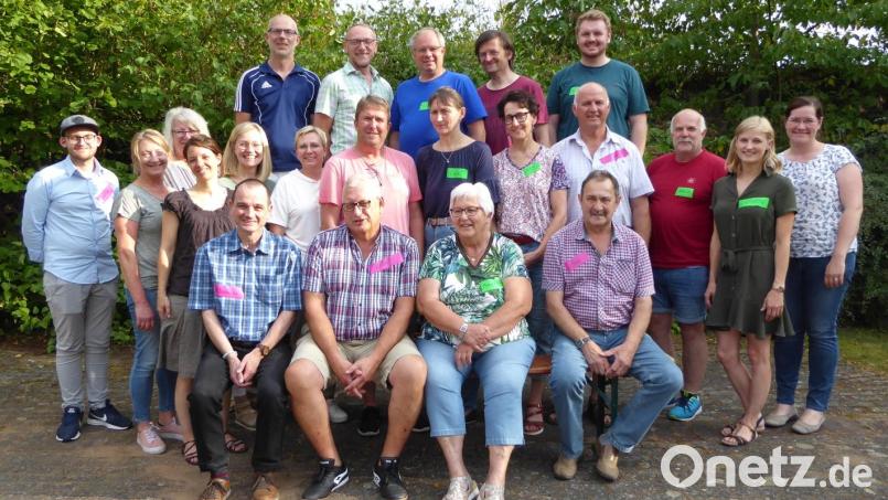Die Kirchenvorstände aus den Nachbargemeinden Wirbenz und Neustadt am Kulm machten sich bei einer Klausurtagung Gedanken um die Zukunft ihrer Gemeinden und eine engere Zusammenarbeit zur Entlastung der Pfarrer Hartmut Klausfelder (vorne links) und Kathrin Spieß (rechts). Bild: rpp
