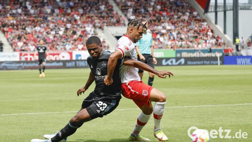 Kampf war Trumpf im bayerischen Derby der 2. Liga: Der Nürnberger Kwadwo Duah (links) und der Regensburger Leon Guwara ringen um den Ball. Bild: Daniel Löb/dpa