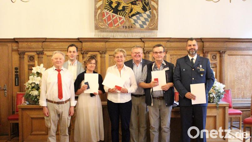 Gerd Geismann und Sebastian Schaller (von links) bedankten sich bei (weiter von links) Eva Wamser, Elisabeth Koschischek, Norbert Schwab und Andreas Hiltl. Im Namen des Freistaats überreichte Oberbürgermeister Michael Cerny (Dritter von rechts) die Ehrenzeichen. Bild: Dagmar Williamson