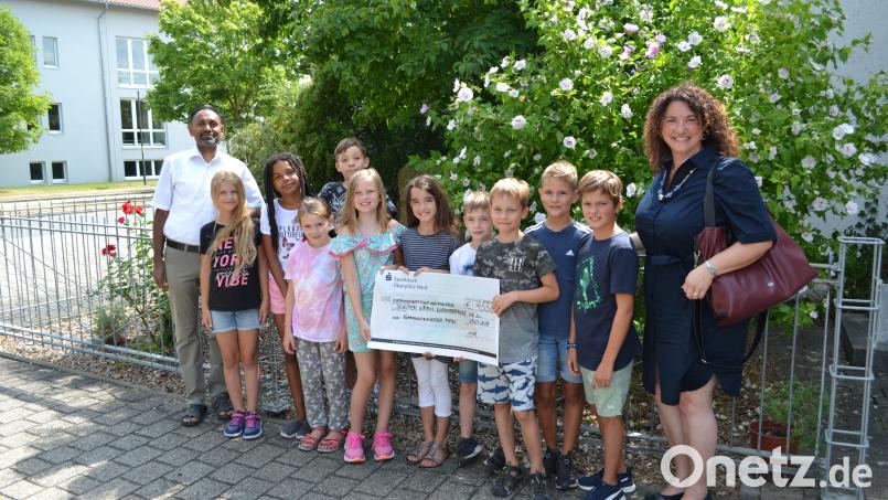 Stolz präsentieren die Kommunionkinder den Scheck, den Marina Frister für den Bunten Kreis entgegennahm. Bild: kki