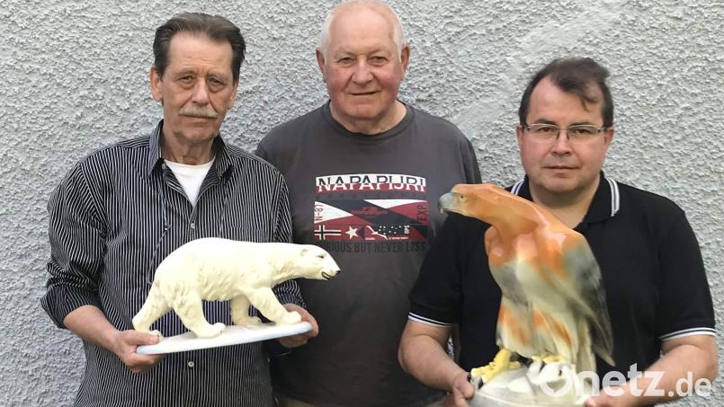 Der Festspielverein plant ab Oktober eine Sonderausstellung „Figuren“, insbesondere Tierfiguren aus der Hirschauer Steingutproduktion. Die Bevölkerung ist aufgerufen, solche Figuren als Leihgaben zur Verfügung zu stellen. Von links: Sammler Carlo Herpich, Ausstellungsinitiator Hans Drexler und Experte Pfarrer Klaus Haußmann. Bild: u