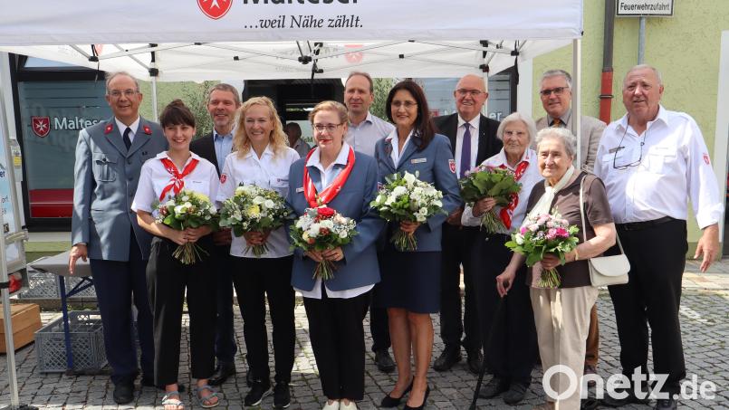 Die Einweihung des neuen Ausbildungsraums an der Brauhausstraße 15 nehmen die Malteser als Anlass für die Ehrung einiger Mitglieder. Bild: Claudia Stich/exb