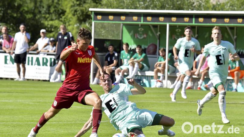 Neuzugang Fabian Helleder (Zweiter von links) von der DJK Ammerthal wurde in der zweiten Hälfte eingewechselt und übernahm sofort in der Abwehr das Kommando. In dieser Szene kann er dem Regensburger Jonas Bauer den Ball in letzter Sekunde abjagen. Bild: Hubert Ziegler