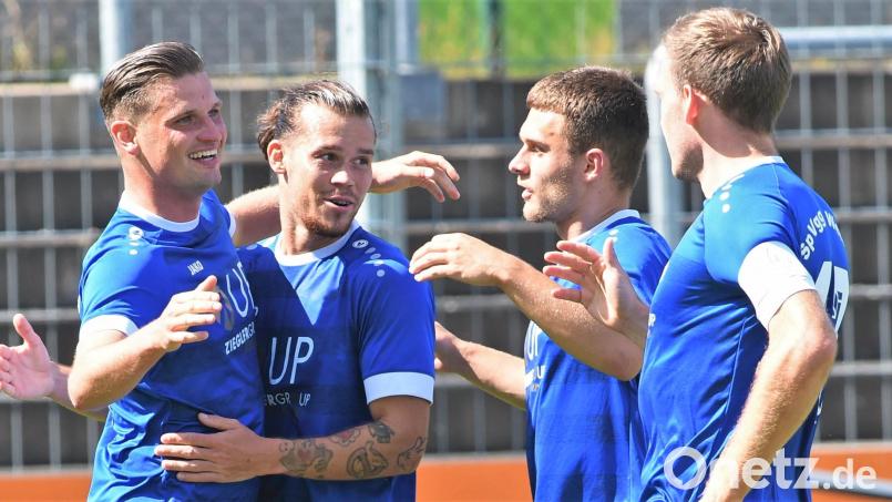 Die SpVgg SV Weiden freut sich über einen klaren Sieg: (von links), Josef Rodler, Schütze zum 1:0, der dreifache Torschütze David Bezdicka, Martin Ruda und Sven Kopp. Bild: ssl