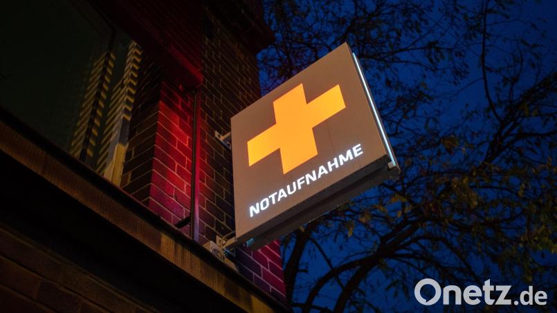 Ein Schild Notaufnahme hängt an einem Krankenhaus. Bild: Julian Stratenschulte/dpa/Symbolbild