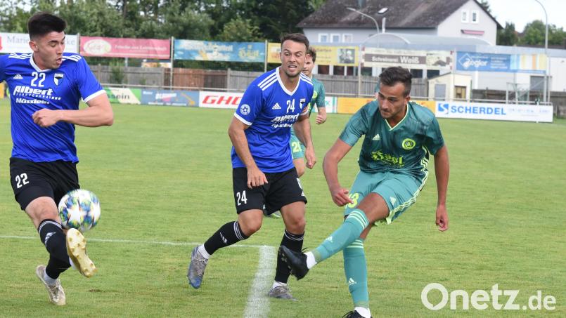 Der SV Mitterteich erkämpfte sich am Sonntag beim SV Buckenhofen ein verdientes 2:2. Daniel Lauterbach (rechts, Szene aus einer Partie gegen Quelle Fürth) erzielt das 1:0 für die Stiftländer. Archivbild: Gebert