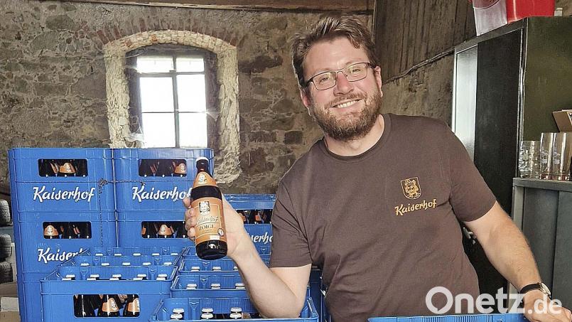 Florian Albrecht hat die Marke Kaiserhof eintragen lassen. Nach der Original-Rezeptur lässt er das Bier von damals jetzt in der Mitterteicher Hösl-Brauerei brauen - Zoigl und Helles. Bild: Biczysko/fph