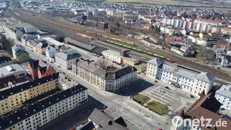 Der Bahnhof und die angrenzenden Bereiche warten seit Jahren auf eine städtebauliche Aufwertung. Kann das neue Förderprojekt hier die bisherigen Planungen anschieben? Luftbild: Gustl Beer