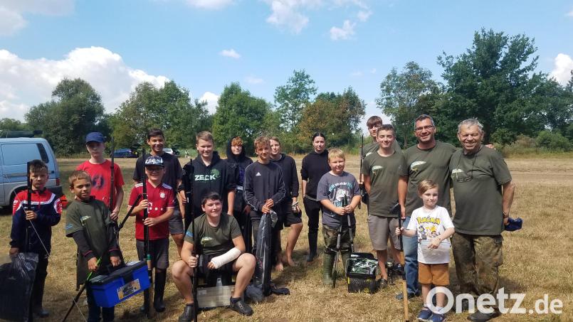 Beim Schnupperangeln kümmern sich erfahrene Fischer des Sportanglervereins um die Kinder und Jugendlichen. Bild: Sonja Wüst/exb
