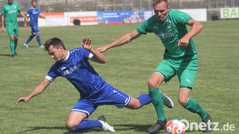 SpVgg-SV-Akteur Maximilian Geber (links) zieht gegen Noah Forster vom FC Weiden-Ost in dieser Szene den Kürzeren. Das Weidener Bezirksligaduell endete 3:3. Bild: otr