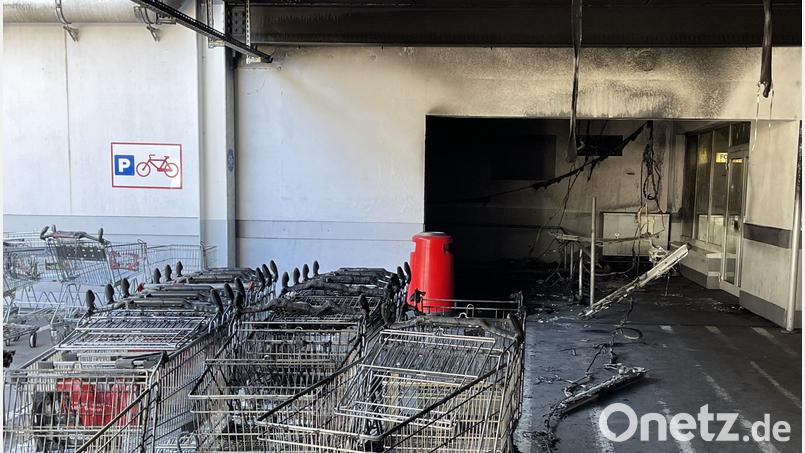 Im Parkhaus des KEC brannten mehrere abgestellte Einkaufswagen. Der Schaden bewegt sich laut Polizei im niedrigen sechsstelligen Bereich. Bild: Bäumler/fph