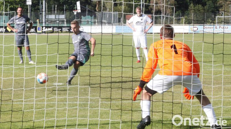1:1 unentschieden endete das Kreisliga-Derby zwischen dem FC Schwarzenfeld und dem FC OVI-Teunz. Daniel Augustin glich den Führungstreffer der Gastgeber in der zweiten Halbzeit per Strafstoß aus. Bild: Hirsch