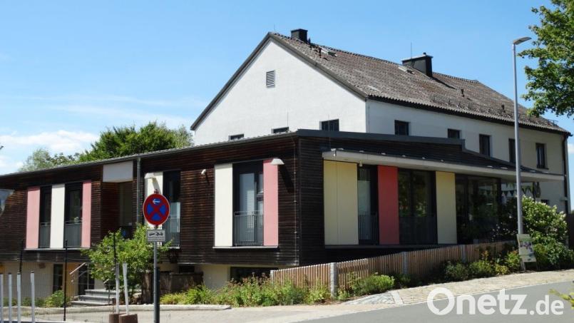 Das Dach des Hauptgebäudes des Kinderhauses in Pullenreuth ist sanierungsbedürftig und soll farblich dem Pultdach angepasst werden. Bild: twg