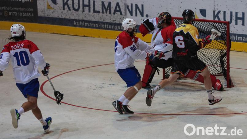 Tor nach einem schnellen Gegenstoß: Wolfgang Griessl (Nummer 6) trifft beim 13:12-Vorrundensieg gegen Tschechien. Bild: A. Schwarzmeier