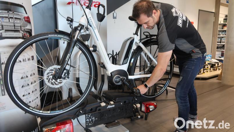 Philipp Schraml vom Zweirad-Center Weiden empfiehlt Fahrrad-Heckträger, die es in vielen Marken und Varianten gibt. Damit könne man problemlos auch E-Bikes transportieren. Die Montage dauere wenige Minuten. Bild: Kunz
