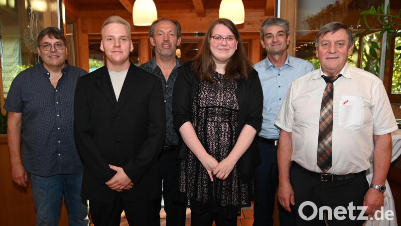Freisprechungsfeier der Bäcker-Innungen und Ehrung der Prüfungsbesten (von links): Christian Glaab (Obermeister der Bäckerinnung Schwandorf), Manuel Guttenberger, Alfred Schuller (Obermeister der Bäckerinnung Amberg-Sulzbach), Gabriele Adam sowie die Kreishandwerkmeister Ernst Maler (Schwandorf) und Hans Weber (Amberg-Sulzbach). Bild: gf