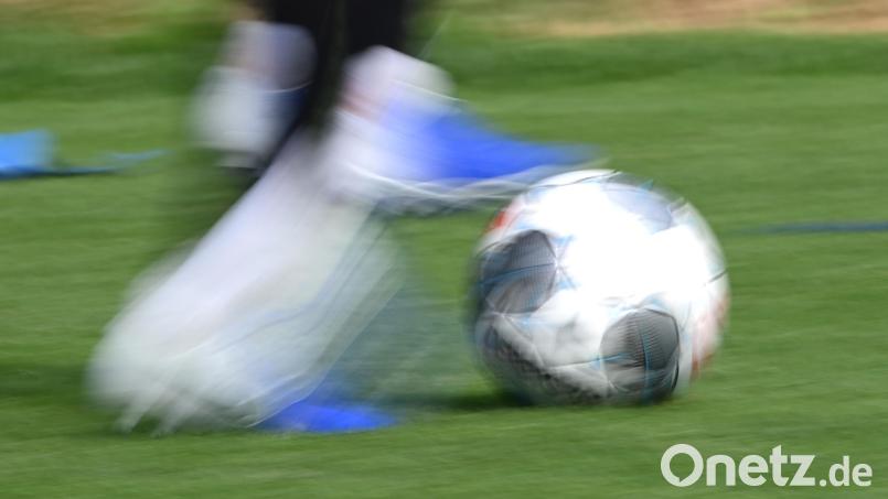 Bei einem Revanche-Foul abseits des Spielgeschehens hat ein 29-Jähriger seinem Gegenspieler den Knöchel gebrochen. Die Unsportlichkeit wird ein Fall für die Justit. Bild: Patrick Seeger/dpa