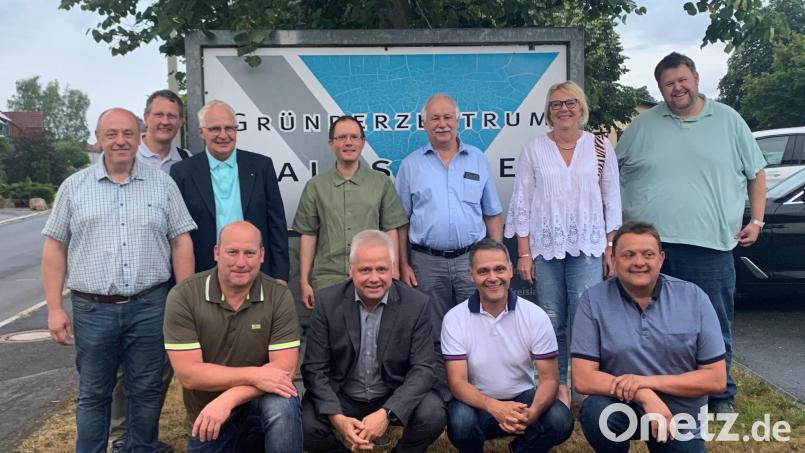 Die Kreisvorstandschaft der Mittelstandsunion tauschte sich mit den Firmen und Betrieben rund um das Waldsassener Gründerzentrums gegenseitig aus. Vor allem die Gewinnung von Fachkräften für die Region standdabei im Mittelpunkt. Bild: mez