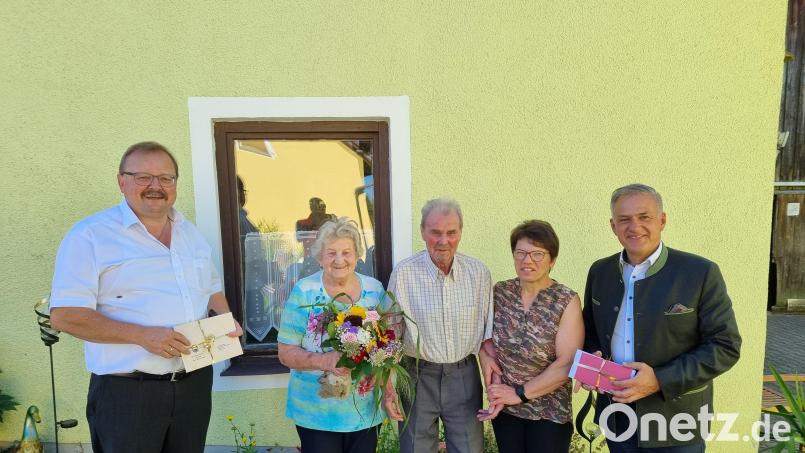 Landrat Roland Grillmeier (rechts) und Bürgermeister Alfred Stier (links) gratulierten dem Jubelpaar Richard und Edeltraud Kraus zur Eisernen Hochzeit. Mit im Bild ist Schwiegertochter Renate Kraus (Zweite, von rechts). Bild: Stadt Bärnau/exb