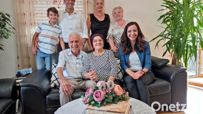 Das Jubelpaar Fahri und Fatma Sirinyalva (vorne, Mitte) feierte mit der Familie und freute sich über die Glückwünsche von Bürgermeisterin Margit Bayer (rechts). Bild: fpoz