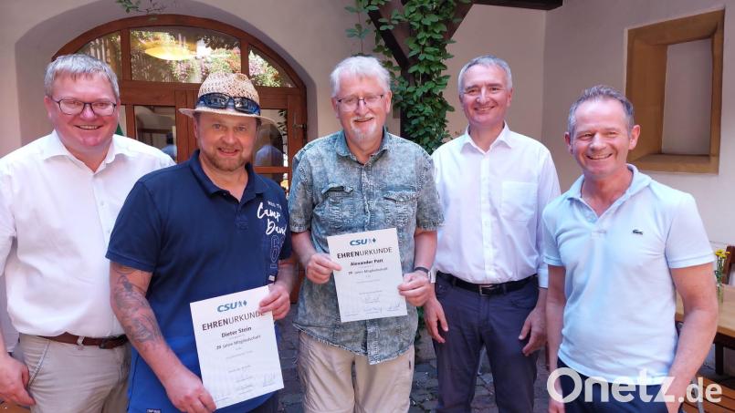 Der CSU-Ortsverband Bergsteig/Milchhof hat langjährige Mitglieder geehrt (von links): Oberbürgermeister Michael Cerny, Dieter Stein, Alexander Patt, Landtags-Abgeordneter Harald Schwartz und Ortsvorsitzender Michael Schittko. Bild: Matthias Schöberl/exb