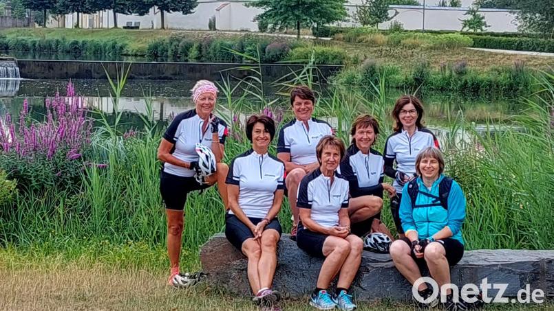 Die OWV-Radlgruppe am Fischhofpark in Tirschenreuth mit Organisatorin Johanna Grünauer (Zweite von links). Bild: fvo