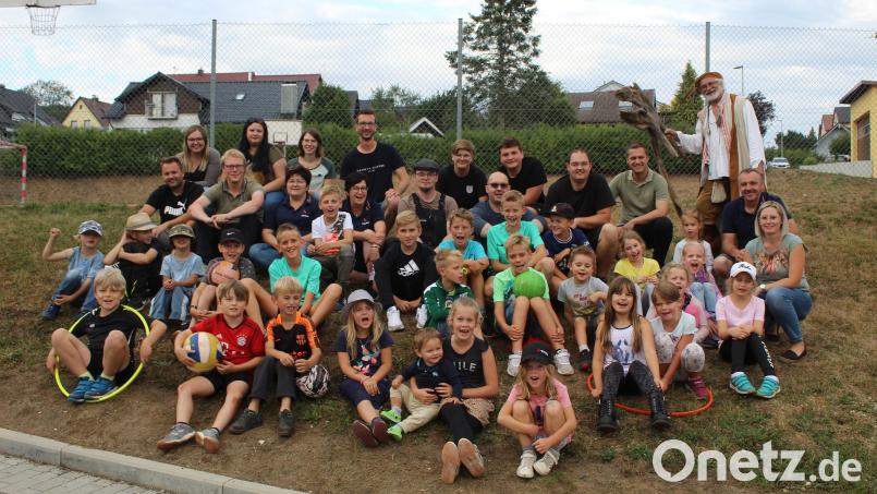 Einen tollen Tag erlebten die Kinder beim Ferienprogramm der Gemeinde. Mit auf dem Bild Jugendbeauftragte Nadine Prechtl (sitzend rechts), Geschichtenerzähler Martin Exner (hinten, von rechts) und Bürgermeister Wolfgang Söllner sowie Vertreter der Jungen Union und der Feuerwehr. Bild: soj