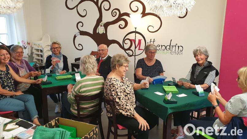 Beim Bridgespiel im Familien- und Bürgerzentrum Mittendrin bildeten je zwei sich gegenübersitzende Spieler eine Mannschaft, die zusammenspielte und gewertet wurde. Bild: jzk