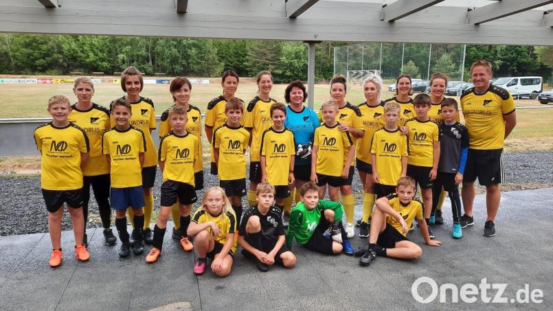 Trainer Peter Pröls (re) mit den Teilnehmern des Turniers. Bild: Josef Schimmer/exb