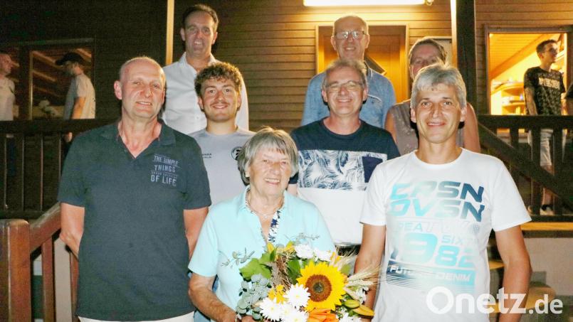 Die neue Vereinsführung des FC Edelsfeld: (von links) Manfred Rupprecht, Hans-Jürgen Strehl, Markus Paulus, Reinhilde Mignon, Michael Heldrich, Karl Fischer, Elke Wopperer, Manfred Pirner. Bild: gru