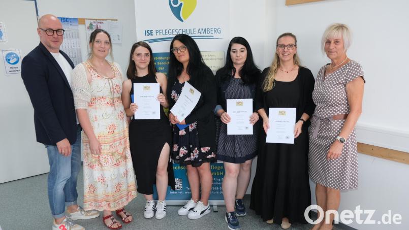 Vier Frauen schlossen die Jahresabschlussprüfung mit einer 1 vor dem Komma ab. Dafür erhielten sie einen Staatspreis. Von links: ISE-Geschäftsführer Roland Domogalla, Klassenleiterin Kathrin Hüttner-Kunz, die Examensbesten Jennifer Dyer, Sabine Helleder , Oana-Mirela Jiga und Marion Schertl-Krieger sowie Schulleiterin Ilona Lang. Bild: usc