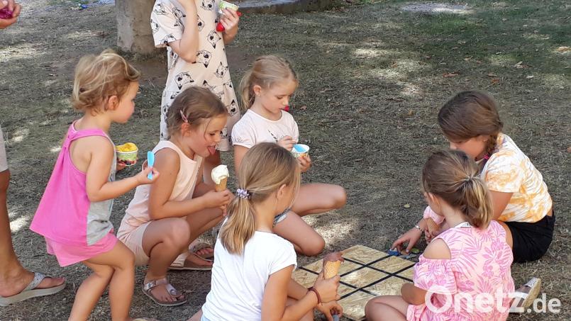 Beim Auftakt des Kinderferienprogrammes in Schirmitz gab es leckeres Eis. Bild: Annemarie Fink/exb