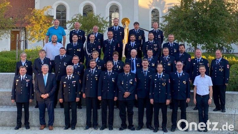 Die Ehrung der Feuerwehrleute aus dem Gemeindegebiet Ursensollen: Neben Landrat Richard Reisinger (vorne Zweiter von links) und den Feuerwehr-Führungskräften um Kreisbrandrat Fredi Weiß (Dritter von links) gratulierte auch Ursensollens Bürgermeister Albert Geitner (rechts) den Jubilarinnen und Jubilaren. Bild: Martina Beierl/exb
