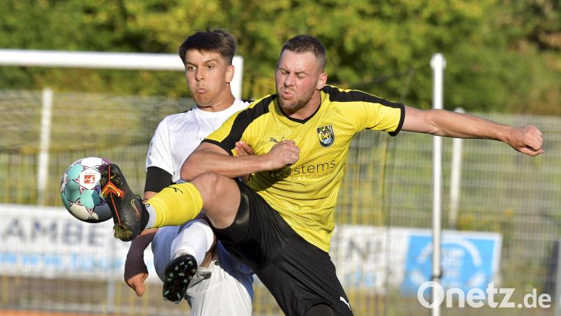 Augen zu und durch: Philipp Götz (rechts) vom FC Amberg brachte per Foulelfmeter seine Mannschaft mit 1:0 in Führung. In dieser Szene kann er sich gegen Lukas Kaiser vom FC Tegernheim durchsetzen. Bild: Hubert Ziegler